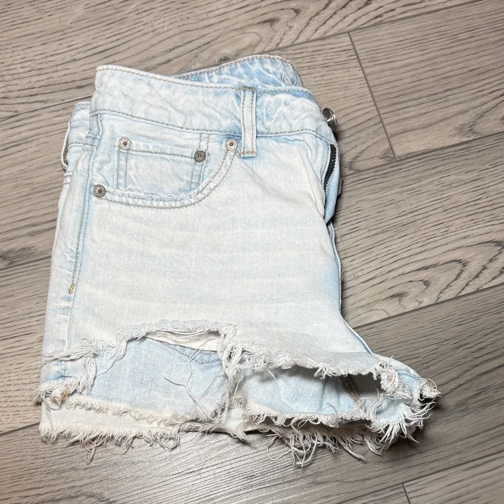 Women's American Eagle Outfitters Light Wash FrayedJean Shorts Size 2 Small